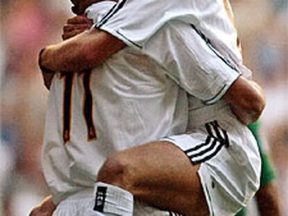 Beckham celebra con Ronaldo su gol ante el Betis.