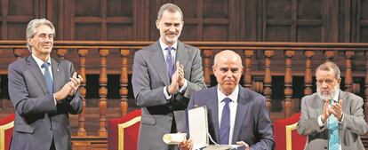 Patricio Larrosa, presidente de Acoes, recibe el premio entregado por Felipe VI, en presencia del rector de la Universidad de Alcalá, José Vicente Saz (izquierda), y del defensor del pueblo, Francisco Fernández Marugán. 