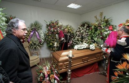 Camilo José Cela Conde, ante el ataúd de su padre en Madrid, antes del traslado a Padrón, el 17 de enero de 2002.