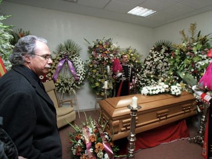 Camilo Jos&eacute; Cela Conde, ante el ata&uacute;d de su padre en Madrid, antes del traslado a Padr&oacute;n, el 17 de enero de 2002.
