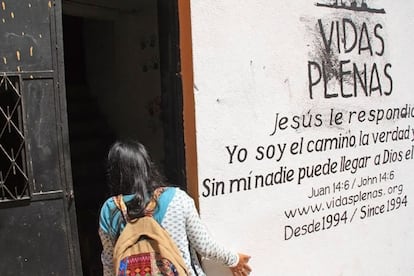 Vidas Plenas es la fundación de Tita Evertsz que desde 1994 trabaja en La Limonada. Su labor social se centra en la población infantil, un 45% del total del asentamiento.