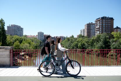 Varios jóvenes caminan sobre el puente de Poniente de Valladolid, el 24 de mayo.
