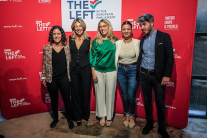 La líder de Sumar, Yolanda Díaz, junto a la copresidenta de The Left, Manon Aubry (izquierda); las eurodiputadas Sira Rego y María Eugenia Rodriguez Palop y el secretario general del grupo, Paco Orozco, este miércoles en Madrid.