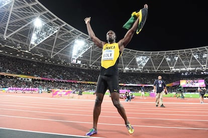 Bolt saluda a los asistentes al estadio, tras la carrera.