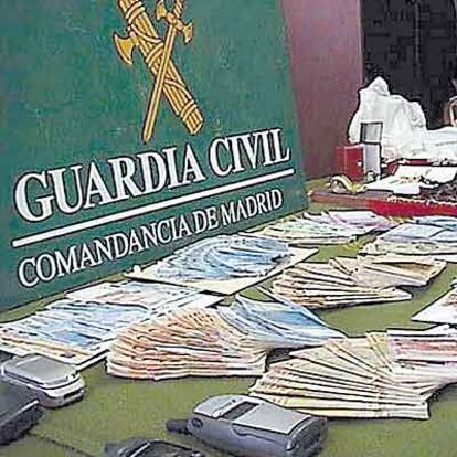 Dinero y móviles incautados a unos delincuentes por la Guardia Civil.