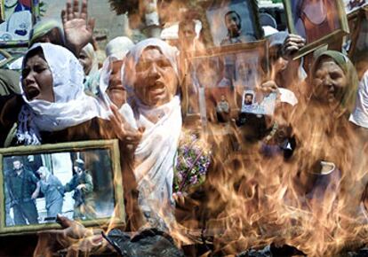 Mujeres palestinas, ante una maqueta de una prisión en llamas, piden la liberación de presos, ayer en Hebrón.