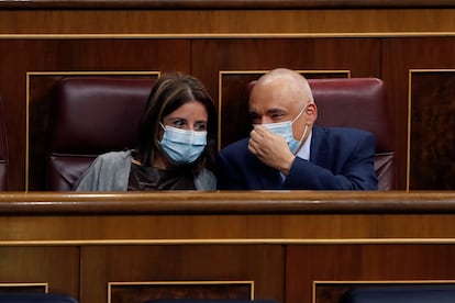 La portavoz parlamentaria del PSOE, Adriana Lastra, con el secretario general del grupo socialista, Rafael Simancas.