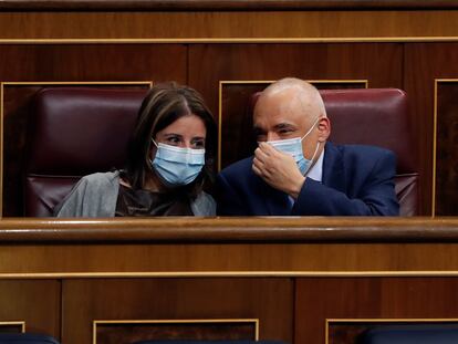 La portavoz parlamentaria del PSOE, Adriana Lastra, con el secretario general del grupo socialista, Rafael Simancas.