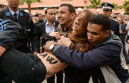 Arresto de una activista de Femen en una protesta de 2016 en Beni Melal (Marruecos) por el juicio a un homosexual.
