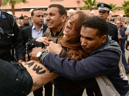 Arresto de una activista de Femen, este lunes en Beni Melal (Marruecos), cuando protestaba por el juicio a un homosexual.