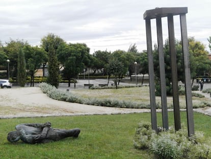 La estatua en Premià de Dalt (Barcelona) del expresidente de la Generalitat Jordi Pujol, inmerso en un escándalo por una cuenta irregular en el extranjero. La escultura amaneció derribada el pasado septiembre. Su creador, Xavier Martos, tuvo que revisar los daños causados para que pudiera ser recolocada.