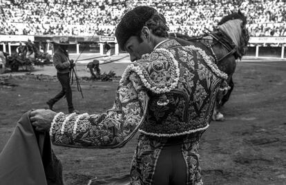 José Tomás, en su regreso a la plaza de Aguascalientes cinco años después de aquel 24 de abril de 2010, cuando un toro de nombre 'Navegante' casi acaba con su vida. Una cornada de 15 centímetros en la pierna izquierda le atravesó la vena femoral y la arteria ilíaca. Tras una hora y media de intervención, los doctores lograron estabilizarlo, anestesiarlo y trasladarlo al hospital.