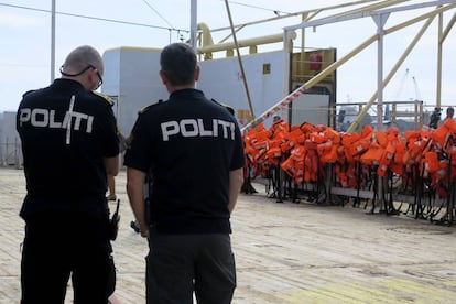Polic&iacute;as del Siem Pilot, uno de los buques de la agencia europea de guardafronteras Frontex, en Sicilia.  