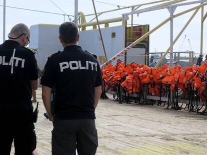 Polic&iacute;as del Siem Pilot, uno de los buques de la agencia europea de guardafronteras Frontex, en Sicilia.  