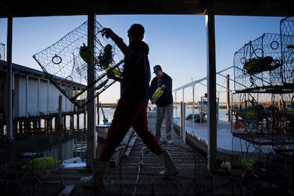 La lentitud administrativa frustra a los vecinos, que ven cómo sus hogares se ponen en riesgo. En la imagen, una familia de pescadores, cuyos antepasados se instalaron en la isla hace unos 200 años, se prepara para un día de pesca.