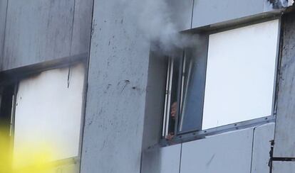 Un residente de la Torre Grenfell permanece atrapado en el interior del edificio.