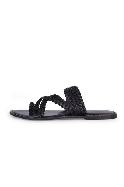 El calzado plano es imprescindible en cualquier maleta de vacaciones y también para disfrutar de un buen festival. Estas sandalias negras de piel combinan con absolutamente cualquier look.