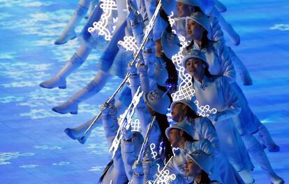 Tras el desfile de los casi 3.000 deportistas en el evento, el presidente del Comité Olímpico Internacional, el alemán Thomas Bach, mandó un mensaje de concordia en el ambiente diplomático tenso que se vive en estos momentos. En la imagen, artistas participan en la ceremonia.