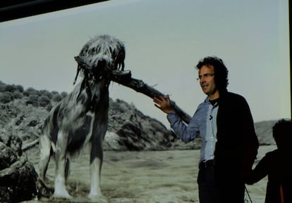 El fotógrafo Txema Salvans, durante su exposición en Formentera Fotográfica.