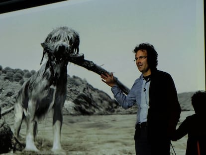 El fotógrafo Txema Salvans, durante su exposición en Formentera Fotográfica.