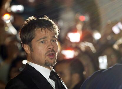 Brad Pitt no cambiaría su vida familiar con su compañera Angelina Jolie y sus seis hijos por ninguna película, aunque reconoce que nunca ha vivido tan estresado. "Mi familia está por encima de todo. Ninguna película podrá darme nunca las alegrías que siento como padre", ha declarado el actor de 44 años a la revista alemana <i>Gala</i>. También ha confesado que no echa para nada de menos su anterior soltería y que "sería incapaz de llevar la vida que tenía sin Angelina y los niños". "Nunca antes había estado tan estresado, pero de alguna manera me encanta", ha revelado.