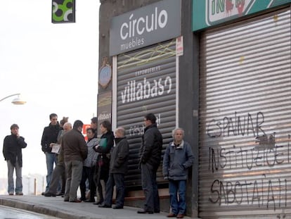 Varias personas hacen cola ante una oficina del INEM en Bilbao.