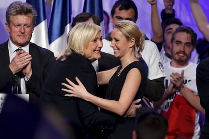 Marine Le Pen y Marion Marechal-Le Pen, durante un acto de campaña, el 10 de diciembre de 2015, en París (Francia)