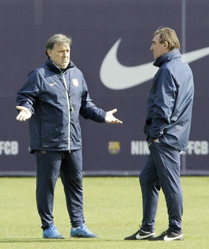 Tata Martino y su segundo, Jorge Pautasso, durante el entrenamiento del equipo en la Ciudad Deportiva Joan Gamper previo al encuentro de vuelta de octavos de final de la Liga de Campeones.