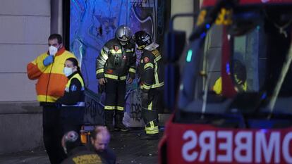 30/11/21 barcelona. bomberos en la zona del suceso.