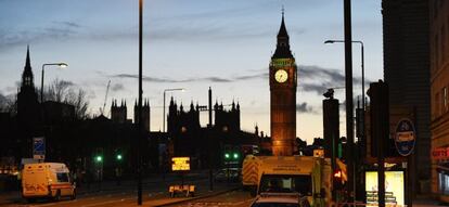 Servicios de emergencia continúan trabajando tras un atentado frente al Parlamento en Londres (Reino Unido) hoy.