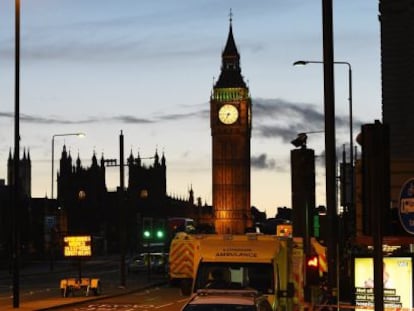 Servicios de emergencia continúan trabajando tras un atentado frente al Parlamento en Londres (Reino Unido) hoy.