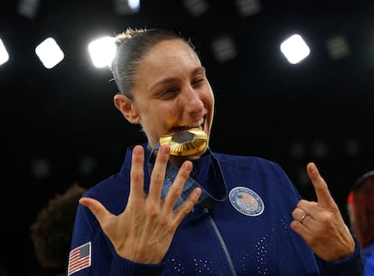 Diana Taurasi celebra su sexta medalla de oro olmpica, lograda en los Juegos de Pars de 2024.