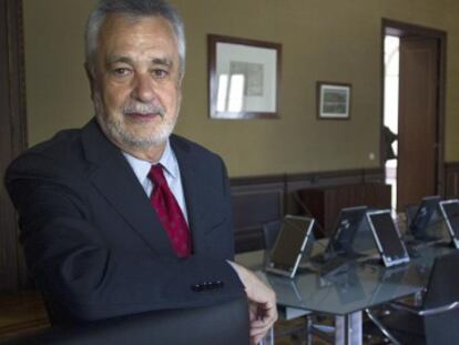 Jos&eacute; Antonio Gri&ntilde;&aacute;n posando en la sala donde se celebra el consejo de Gobierno.