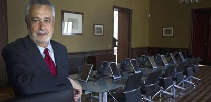 José Antonio Griñán posando en la sala donde se celebra el consejo de Gobierno.