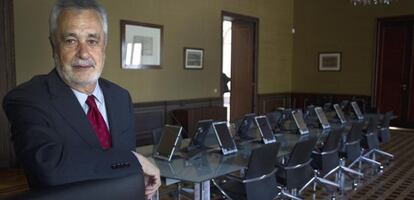 Jos&eacute; Antonio Gri&ntilde;&aacute;n posando en la sala donde se celebra el consejo de Gobierno.