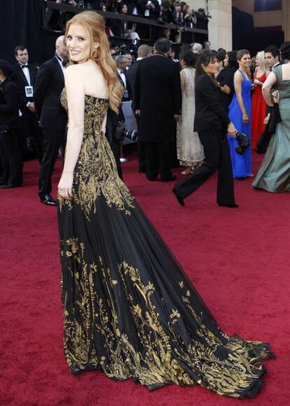Jessica Chastain, nominada como actriz secundaria por 'Criadas y señoras', con un vestido negro y dorado de Sarah Burton para Alexander McQueen.
