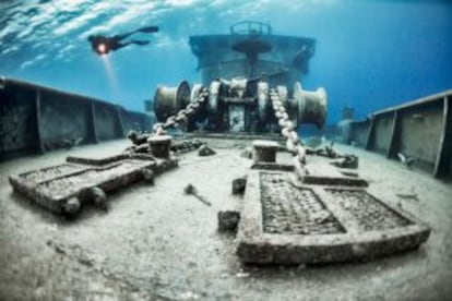 Buceando sobre la cubierta del 'U.S.S. Kittiwake', en Islas Caimán.