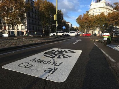 Acceso a Madrid Central controlado por agentes de Movilidad.