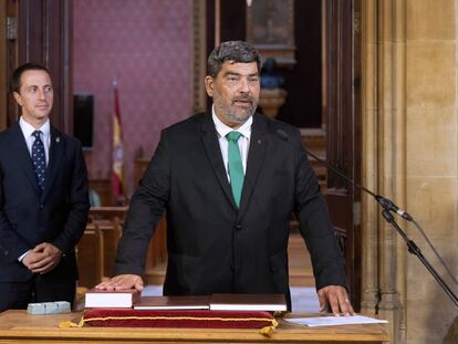 El presidente del Consell de Mallorca, Llorenç Galmés, del PP, a la izquierda de su vicepresidente Pedro Bestard, de Vox, en la toma de posesión de este.