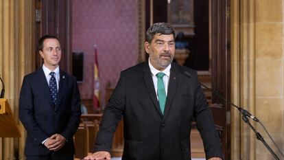 El presidente del Consell de Mallorca, Llorenç Galmés, del PP, a la izquierda de su vicepresidente Pedro Bestard, de Vox, en la toma de posesión de este.