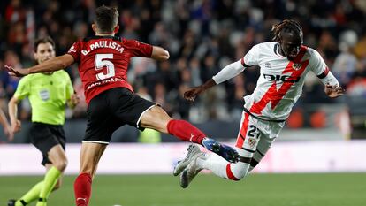 Pathé Ciss cae ante Gabriel Paulista durante el Rayo-Valencia.