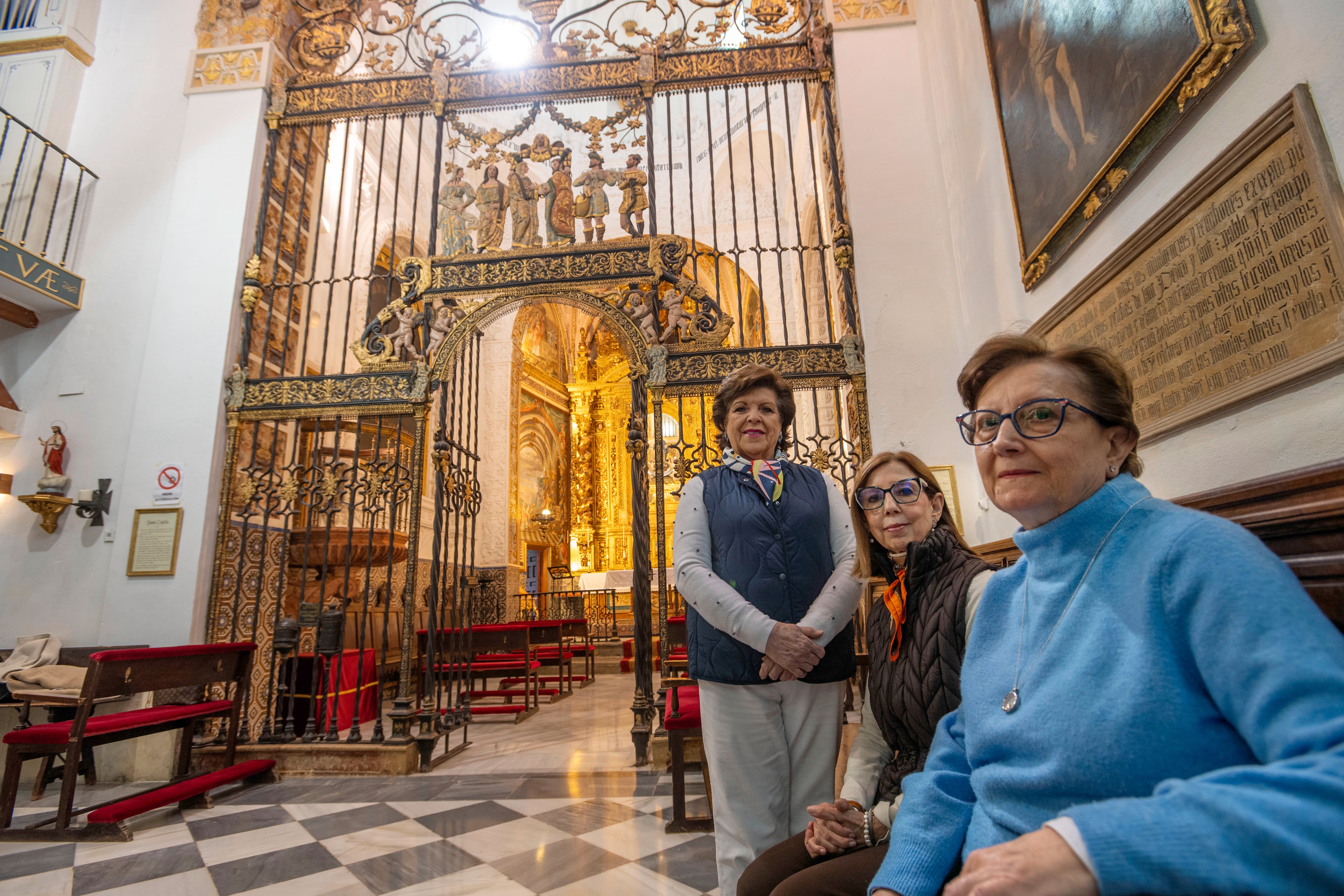 Mari Carmen Ortega Barranco, Eufrasia López e Isabel Ortega Morente posan en la Santa Capilla de San Andrés de Jaén.