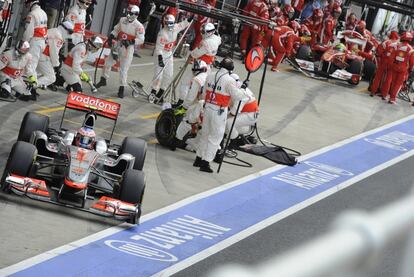 El piloto de McLaren Mercedes, Jenson Button, saliendo de su segundo repostaje, quedó en quinta posición en el Gran Premio de Silverstone