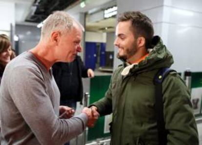 El enfermero español Ignacio Rodríguez Úbeda saluda a su nuevo director Herwarth Ziegler (i) en el aeropuerto de Fráncfort, Alemania. EFE/Archivo