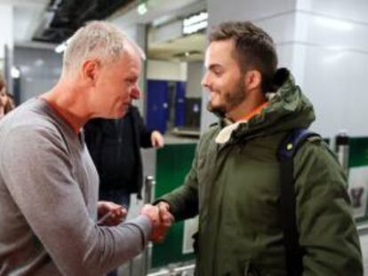 El enfermero español Ignacio Rodríguez Úbeda saluda a su nuevo director Herwarth Ziegler (i) en el aeropuerto de Fráncfort, Alemania. EFE/Archivo
