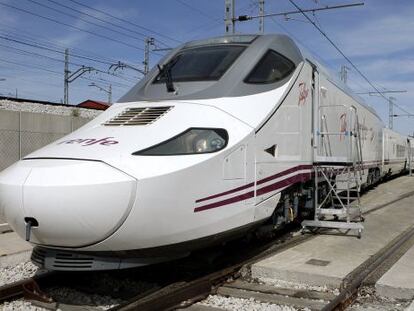 Tren en las instalaciones de la planta de patentes de Talgo, en la localidad madrile&ntilde;a de Las Matas.