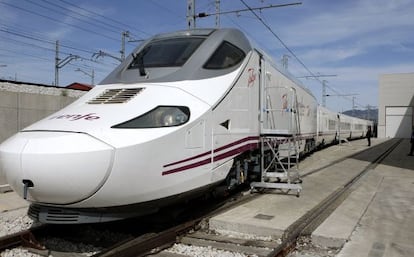 Tren en las instalaciones de la planta de patentes de Talgo, en la localidad madrile&ntilde;a de Las Matas.