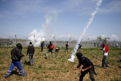 Un grupo de emigrantes enfrentándose a los gases lacrimógenos en la frontera griega.