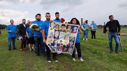 Un grupo de gitanos en una acción memorial el pasado 2 de agosto en el antiguo campo de Auschwitz II Birkenau, en Polonia, en el día de recuerdo del genocidio sinti y gitano.