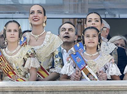 Las falleras mayores de Valencia, con el expresidente del Gobierno, José Luis Rodríguez Zapatero, durante la 'mascletà'.